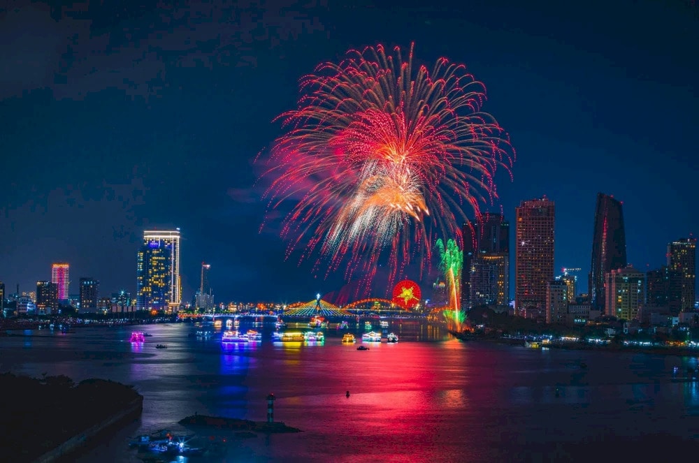 The Han River banks light up with dazzling firework displays, lively music during Da Nang International Fireworks Festival